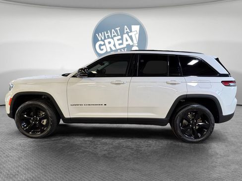 Used 2023 Jeep Grand Cherokee Limited w/ Black Appearance Package AWD/4WD image 7