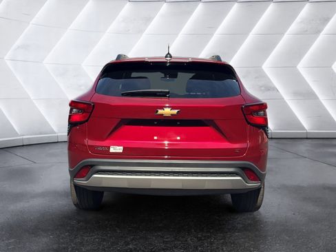 Used 2025 Chevrolet Trax LT w/ LT Convenience Package FWD image 4