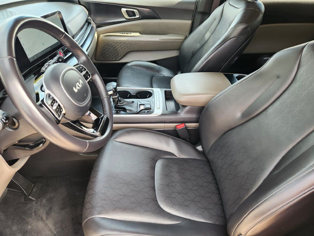 Used 2025 Kia Carnival FWD image 18