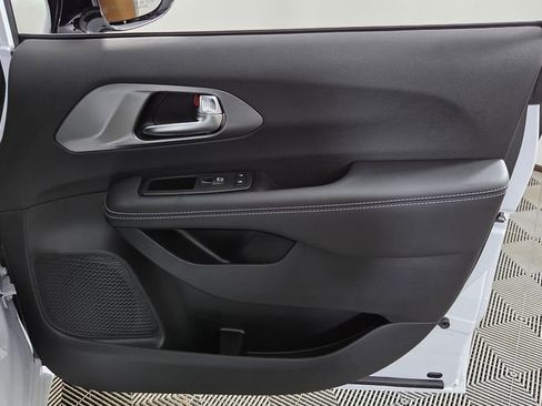 New 2025 Chrysler Pacifica Select image 36