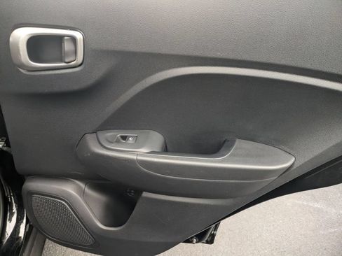 Used 2025 Hyundai Venue SEL FWD image 31