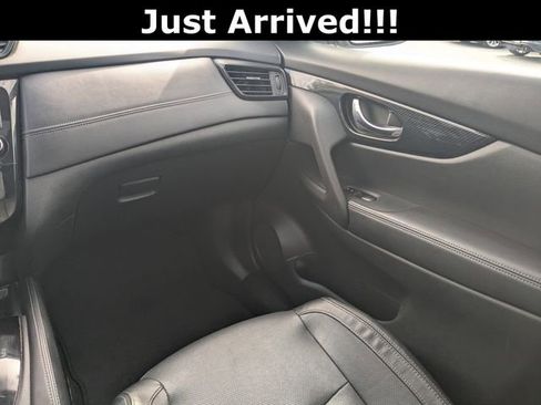 Used 2018 Nissan Rogue SL w/ Premium Package image 16