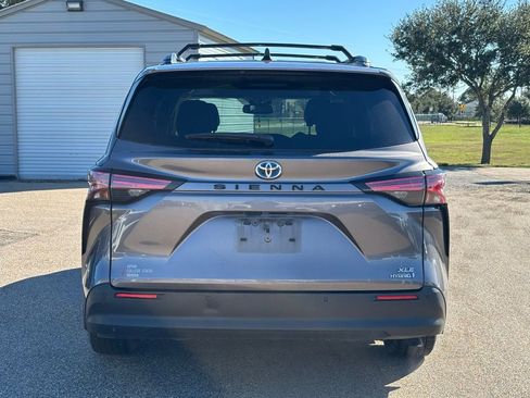 Used 2022 Toyota Sienna XLE image 5
