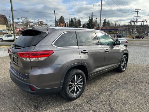 Used 2018 Toyota Highlander XLE image 3