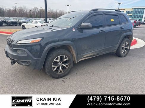 Used 2016 Jeep Cherokee Trailhawk w/ Comfort/Convenience Group image 1