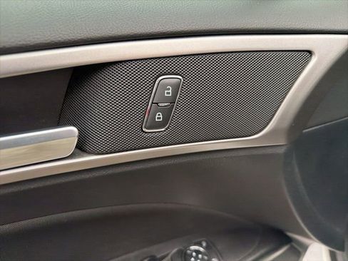 Used 2019 Ford Fusion SE image 18