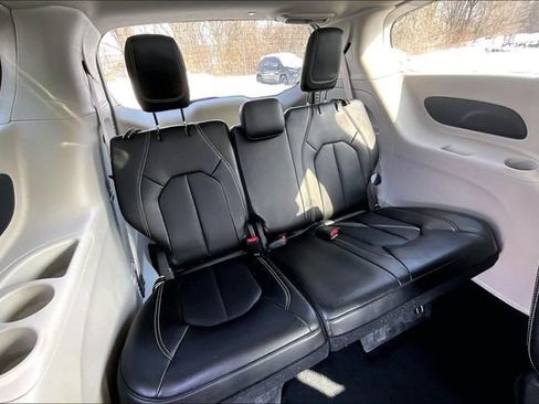 Used 2024 Chrysler Pacifica Touring-L FWD image 28