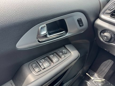 Used 2025 Chrysler Pacifica Limited FWD image 11