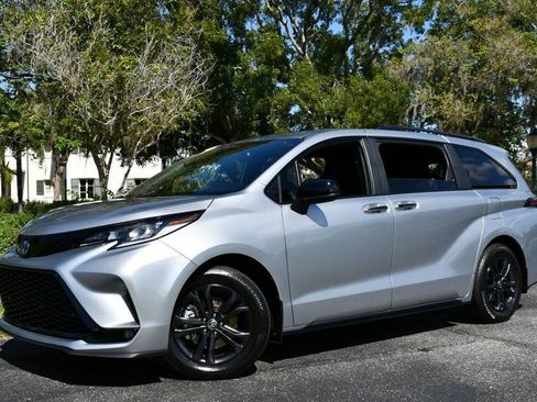 Used 2025 Toyota Sienna XSE image 2