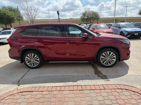 Used 2023 Toyota Highlander Platinum image 4