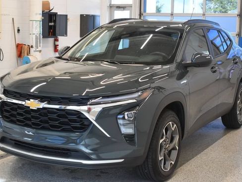 Used 2025 Chevrolet Trax LT w/ LT Convenience Package FWD image 9
