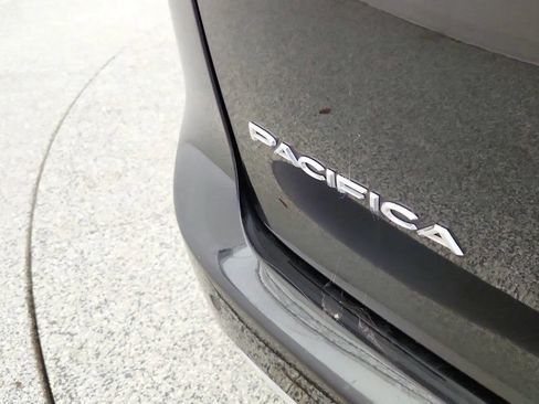 Used 2023 Chrysler Pacifica Touring-L FWD image 36