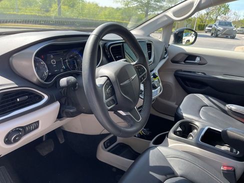 Used 2024 Chrysler Pacifica Touring-L image 8