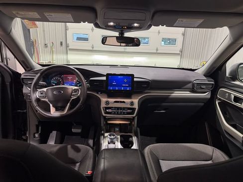 Used 2024 Ford Explorer XLT AWD/4WD image 17