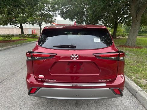 Used 2024 Toyota Highlander Platinum FWD image 5