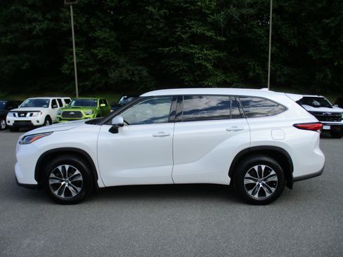 Used 2022 Toyota Highlander XLE AWD/4WD image 8