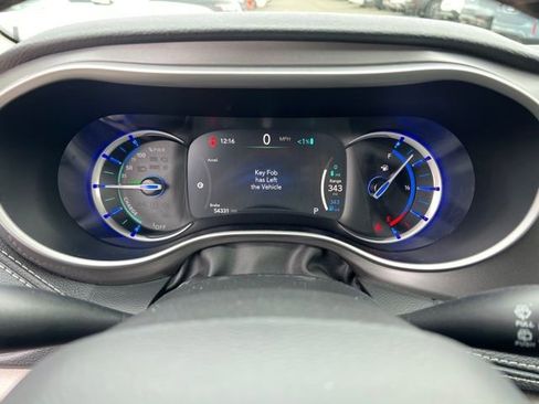 Used 2023 Chrysler Pacifica Touring-L image 21