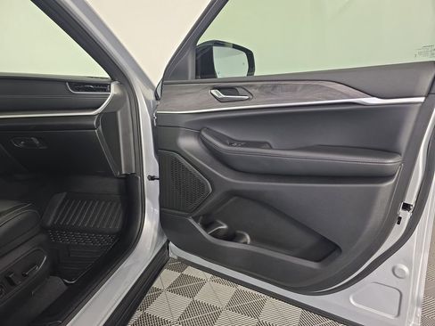 Used 2025 Jeep Grand Cherokee L Limited RWD image 37
