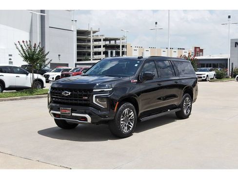 Used 2025 Chevrolet Suburban Z71 AWD/4WD image 2