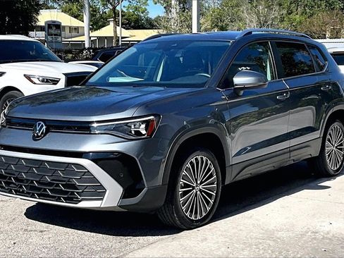 Certified 2025 Volkswagen Taos SE image 9