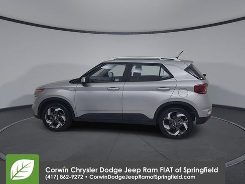 Used 2025 Hyundai Venue SEL FWD image 9