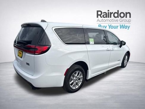 Used 2024 Chrysler Pacifica Touring FWD image 7