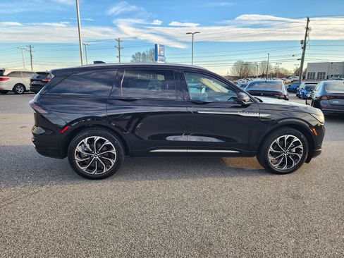 Used 2024 Lincoln Nautilus Reserve image 3