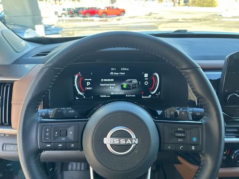 Used 2024 Nissan Pathfinder Platinum image 11