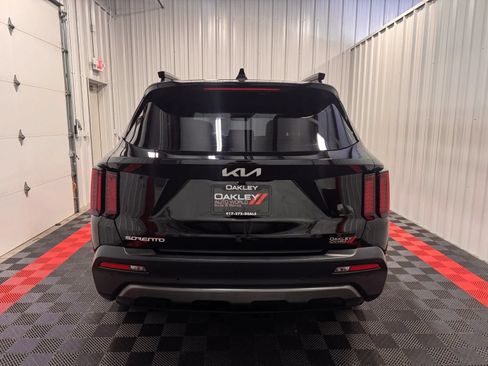 Used 2023 Kia Sorento S w/ Panoramic Sunroof Package AWD/4WD image 3