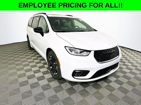 New 2026 Chrysler Pacifica Limited w/ Uconnect Theater Family Group image 2