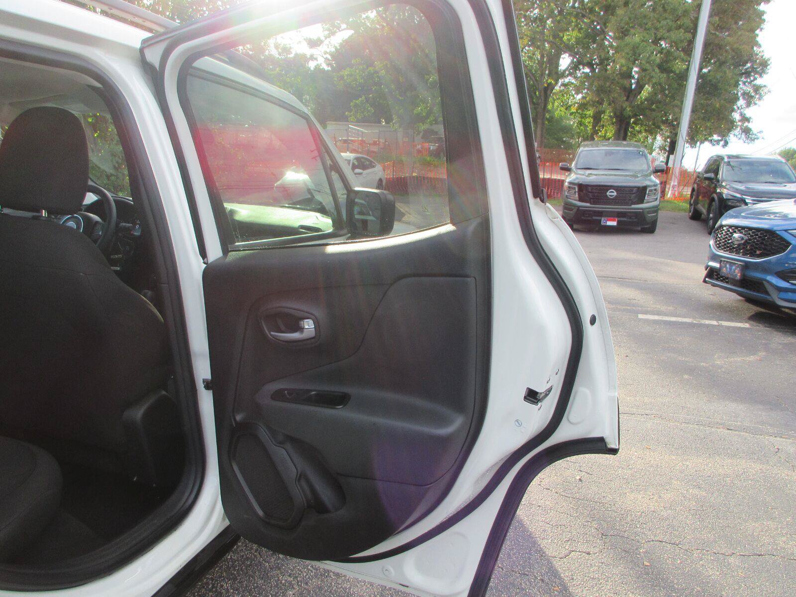Used 2022 Jeep Renegade Sport w/ Sport Appearance Group FWD image 19