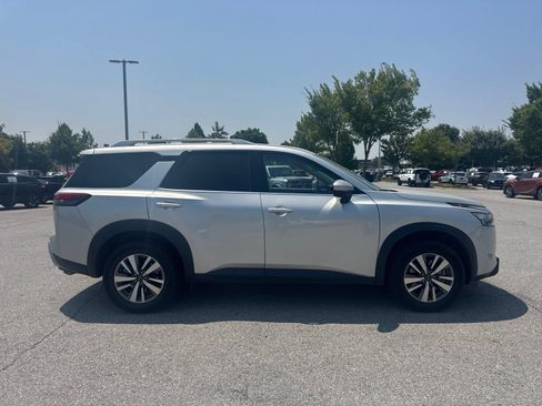 Used 2025 Nissan Pathfinder SL FWD image 4