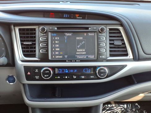 Used 2018 Toyota Highlander XLE image 26