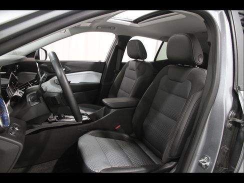 Certified 2025 Chevrolet Trax LT w/ Sunroof Package FWD image 5