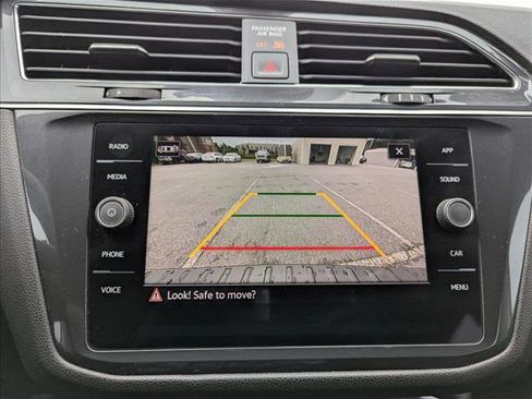 Certified 2023 Volkswagen Tiguan SE FWD image 18