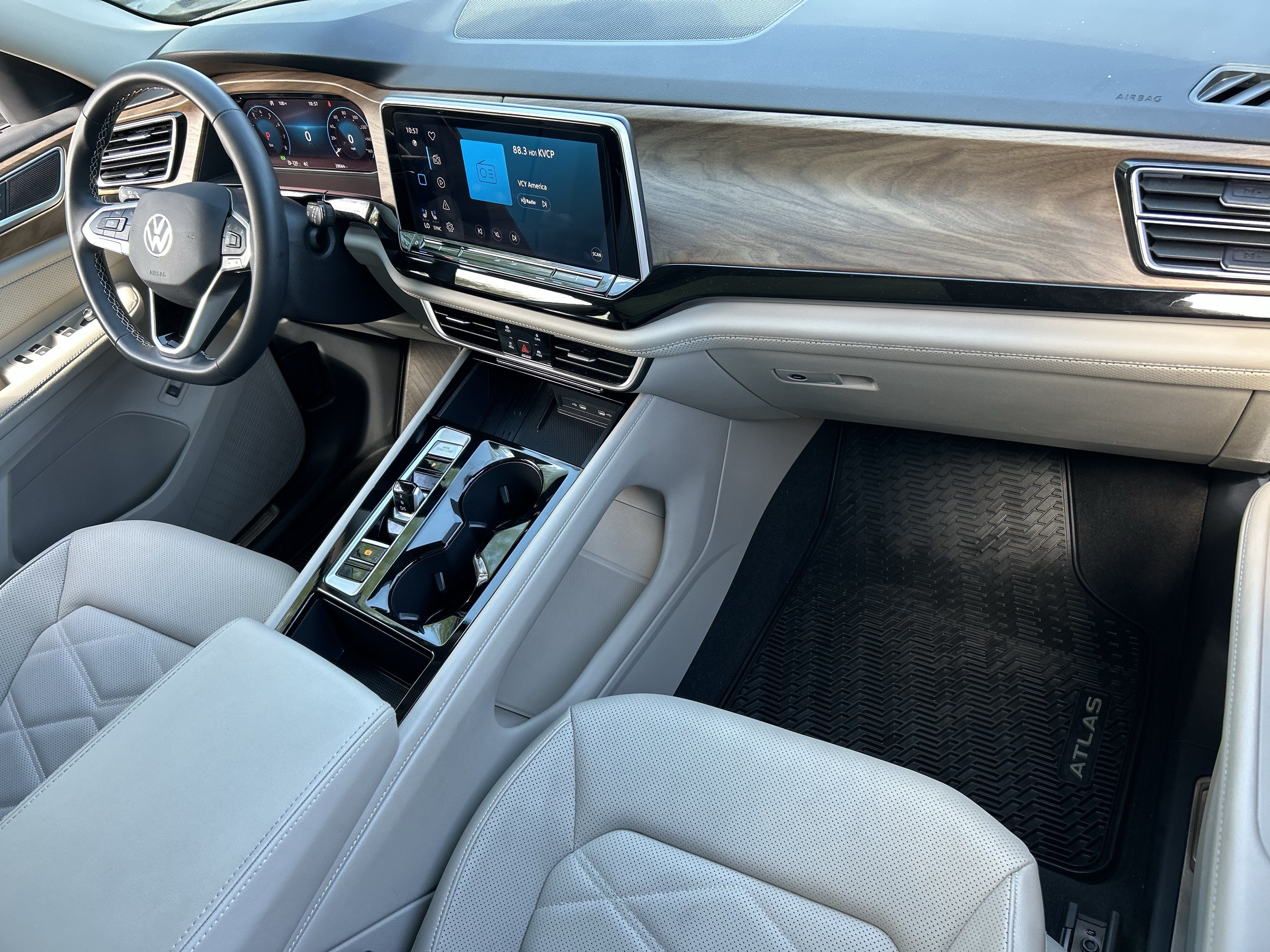 Certified 2025 Volkswagen Atlas SE w/ Panoramic Sunroof Package FWD image 10