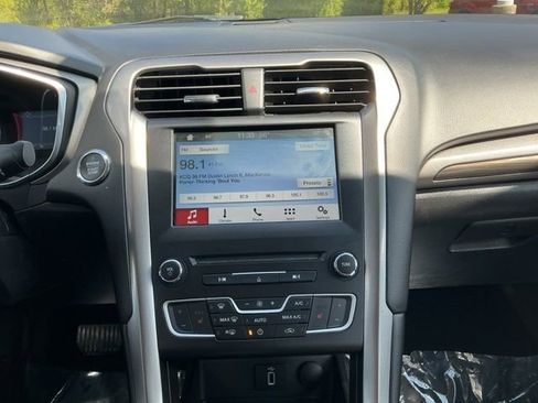 Used 2018 Ford Fusion SE w/ Fusion SE Technology Package FWD image 20