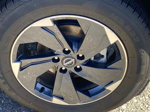 Used 2024 Nissan Rogue SV image 28