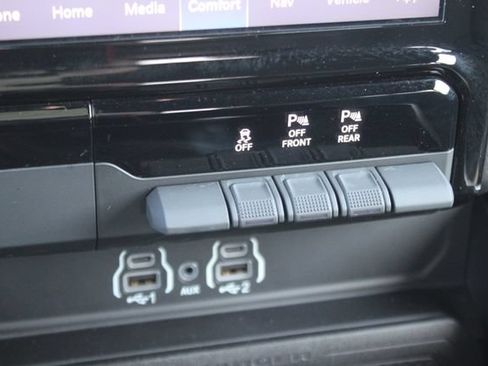 Used 2025 RAM 1500 Big Horn AWD/4WD image 9
