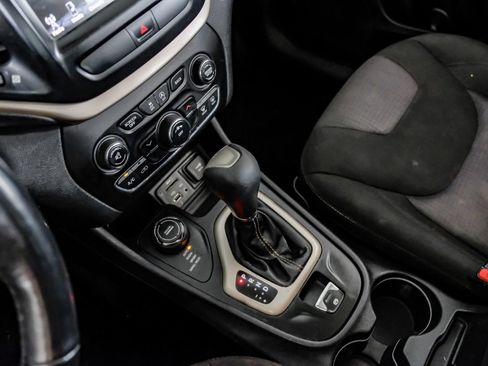 Used 2015 Jeep Cherokee Latitude w/ Cold Weather Group AWD/4WD image 23