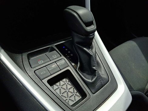 Used 2021 Toyota RAV4 LE FWD image 14