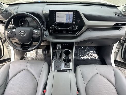 Used 2021 Toyota Highlander Limited FWD image 9