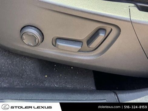 Used 2023 Volvo XC40 B5 Plus image 19