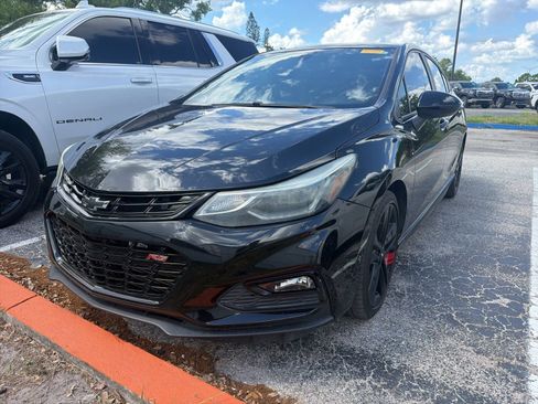 Used 2018 Chevrolet Cruze LT w/ Convenience Package image 3