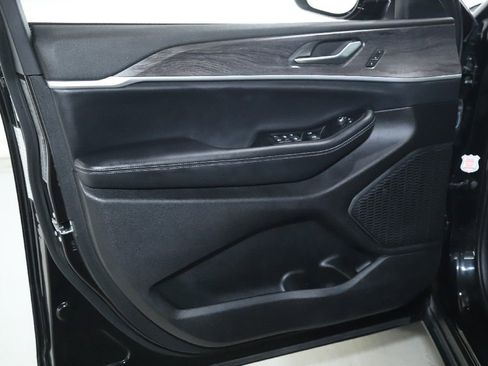 Used 2024 Jeep Grand Cherokee L Limited w/ Luxury Tech Group II image 16