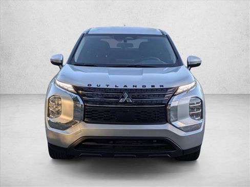 Used 2023 Mitsubishi Outlander ES image 2