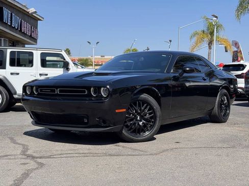 Used 2020 Dodge Challenger SXT RWD image 2