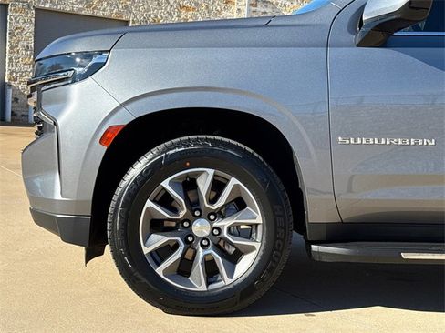 Used 2021 Chevrolet Suburban LT image 5