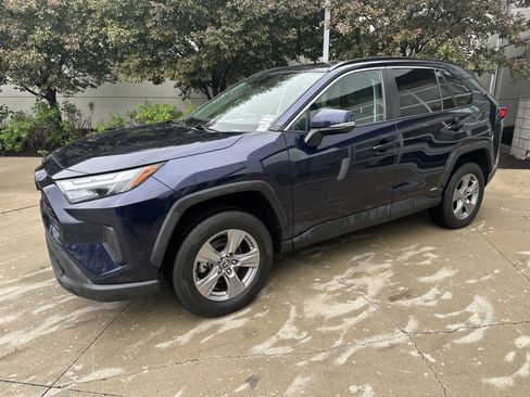 Used 2022 Toyota RAV4 XLE AWD/4WD image 3