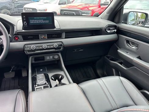 Used 2025 Honda Pilot TrailSport image 8